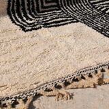 Off-white Moroccan rug with geometric patterns, 300cm x 150cm