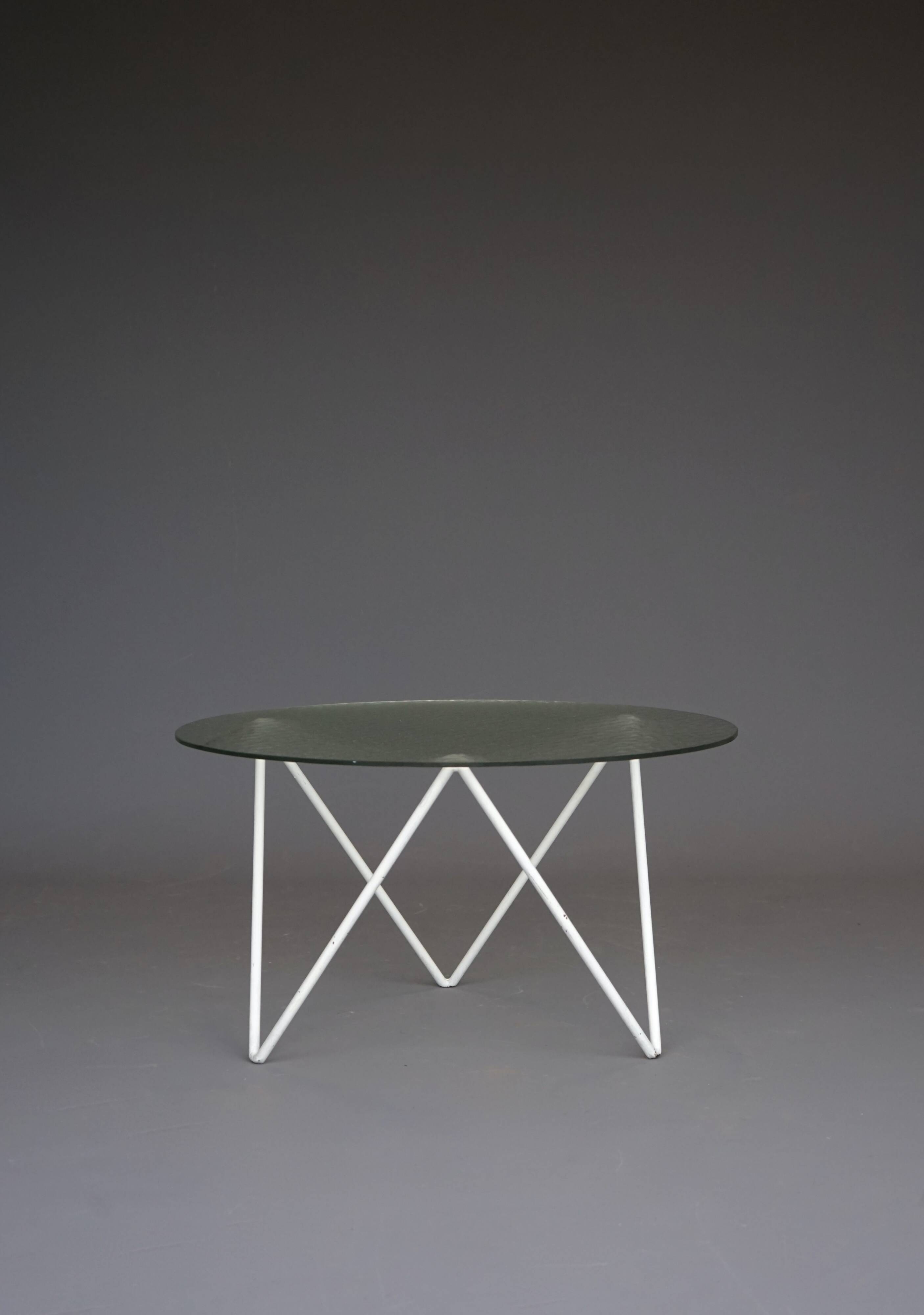 Table basse ronde minimaliste hollandaise. Années 1950
