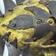 Sculpture murale poisson métal doré et fer riveté art brutaliste