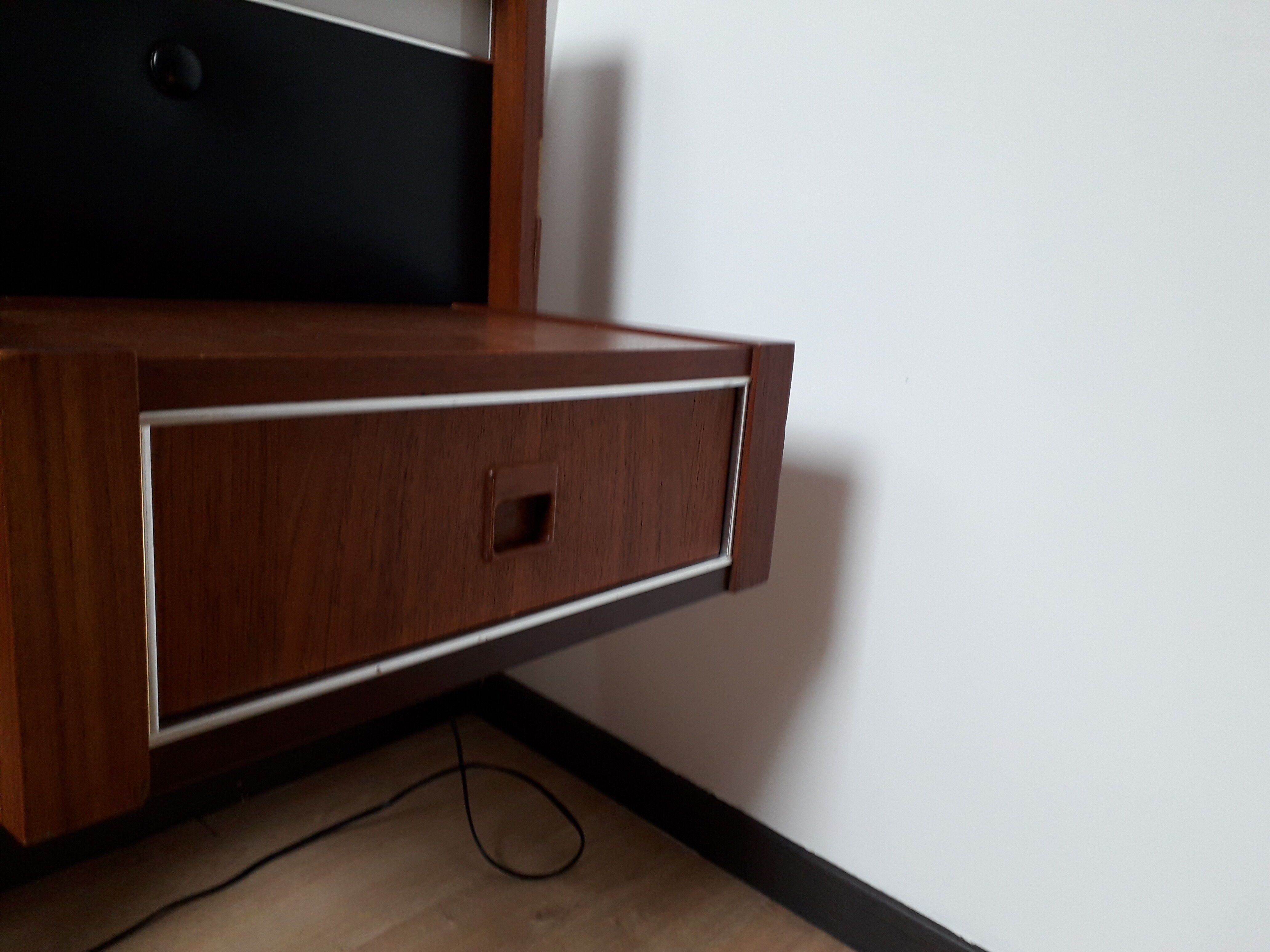 Bedhead with built-in appliques