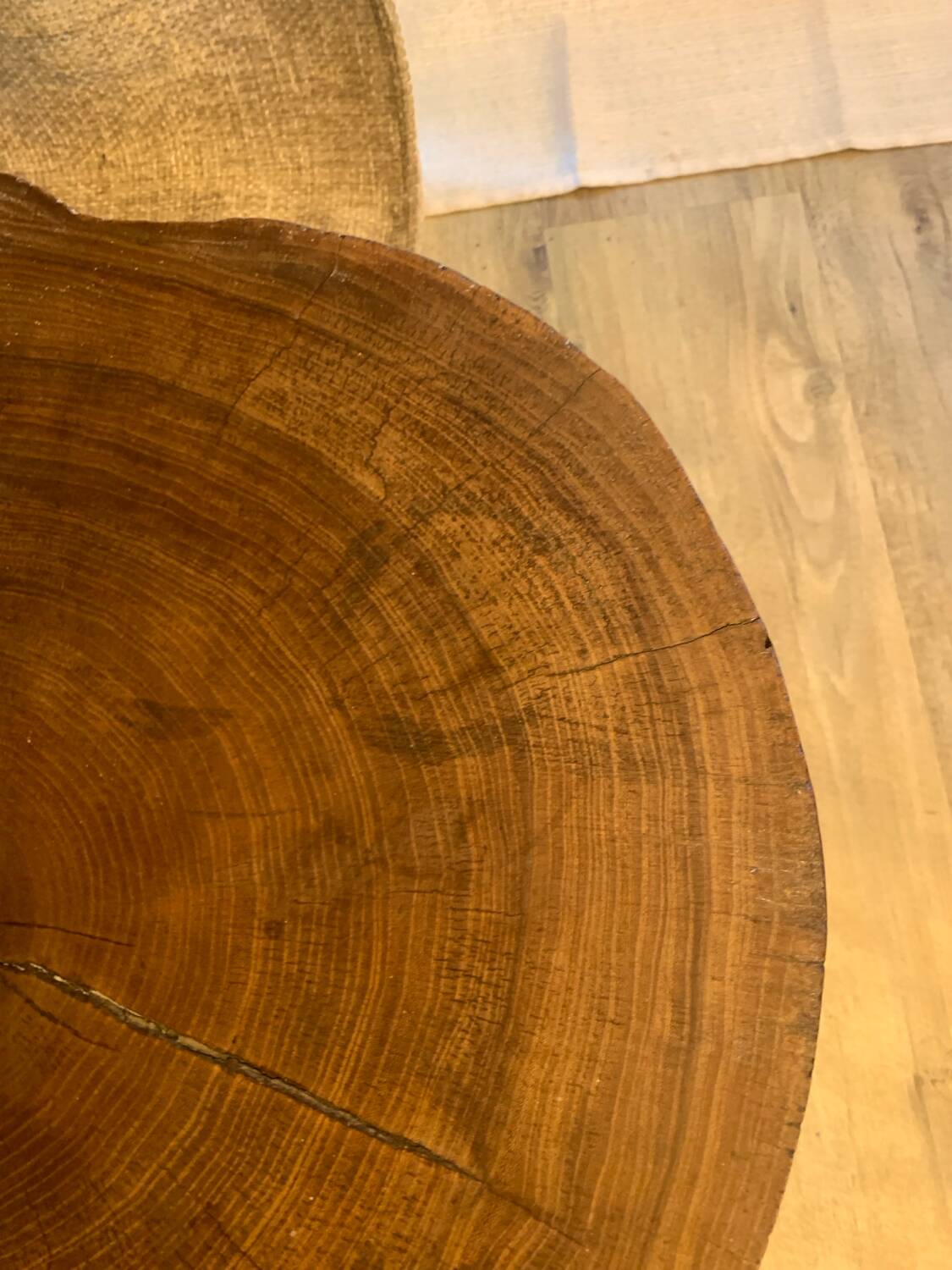 Table d’appoint en bois exotique