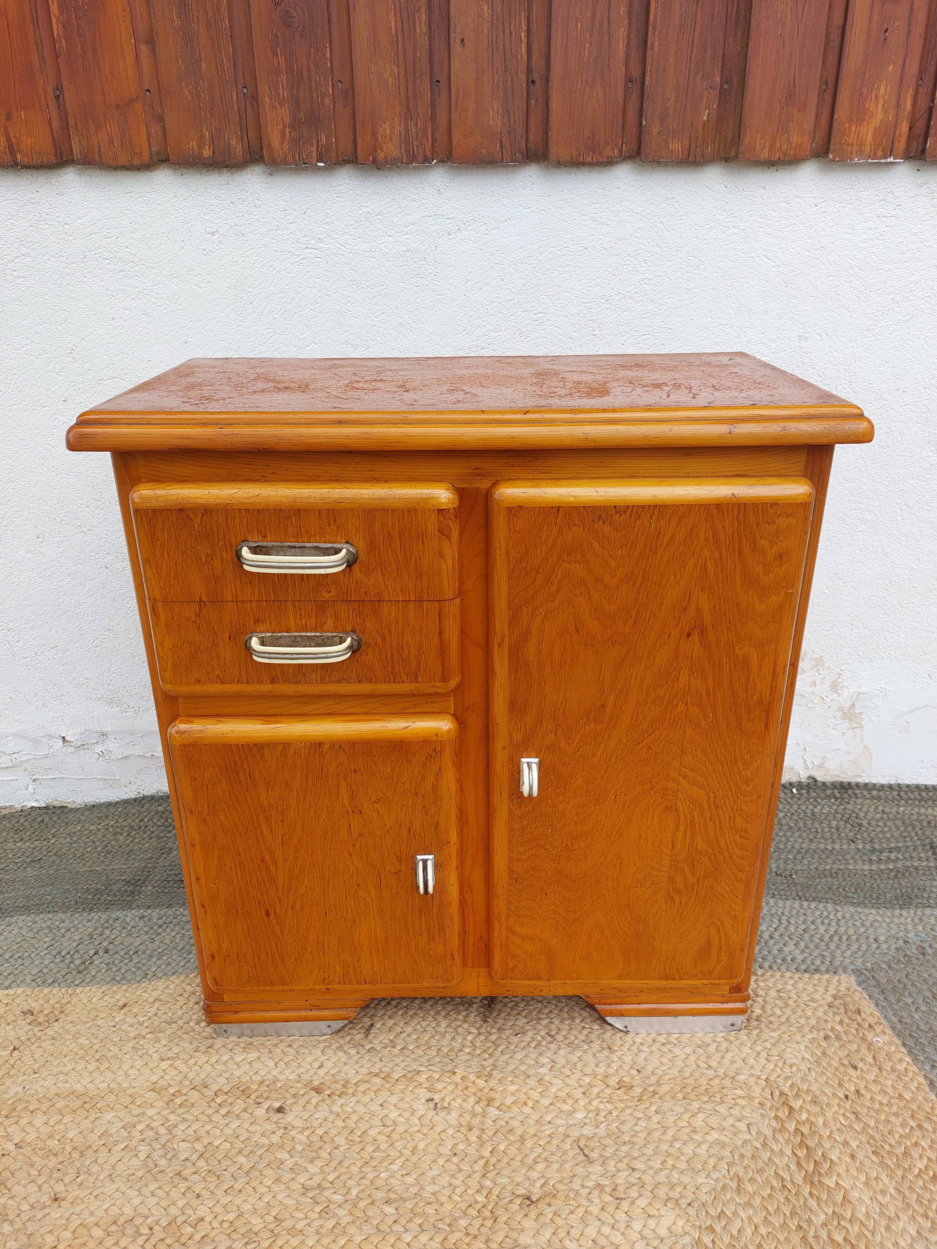Mado buffet, asymmetrical doors and metal
