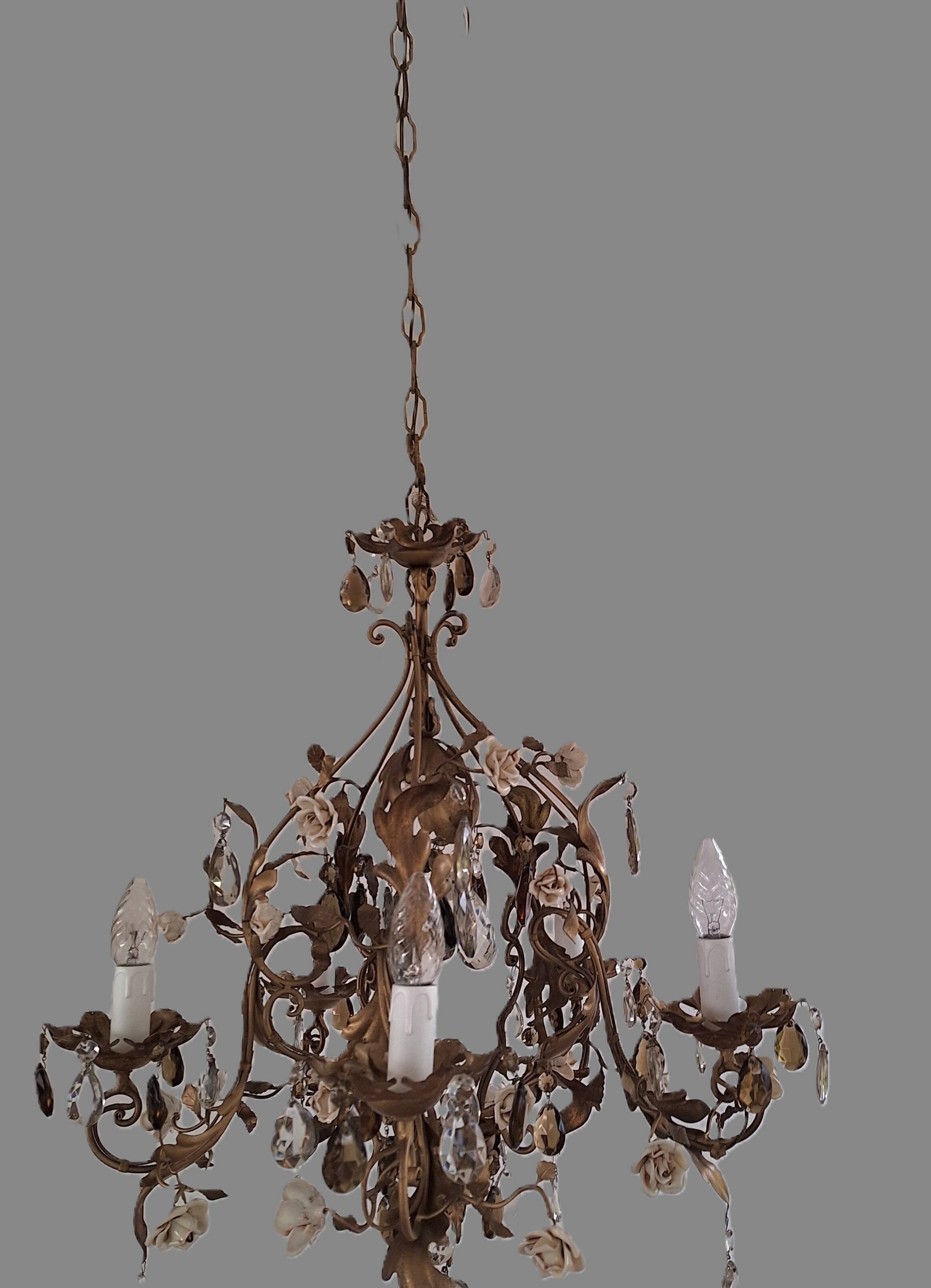 Lustre italien antique à 5 bras, roses en céramique et gouttes de cristal *ROMANCE*