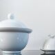 Ensemble de table vintage en porcelaine blanche