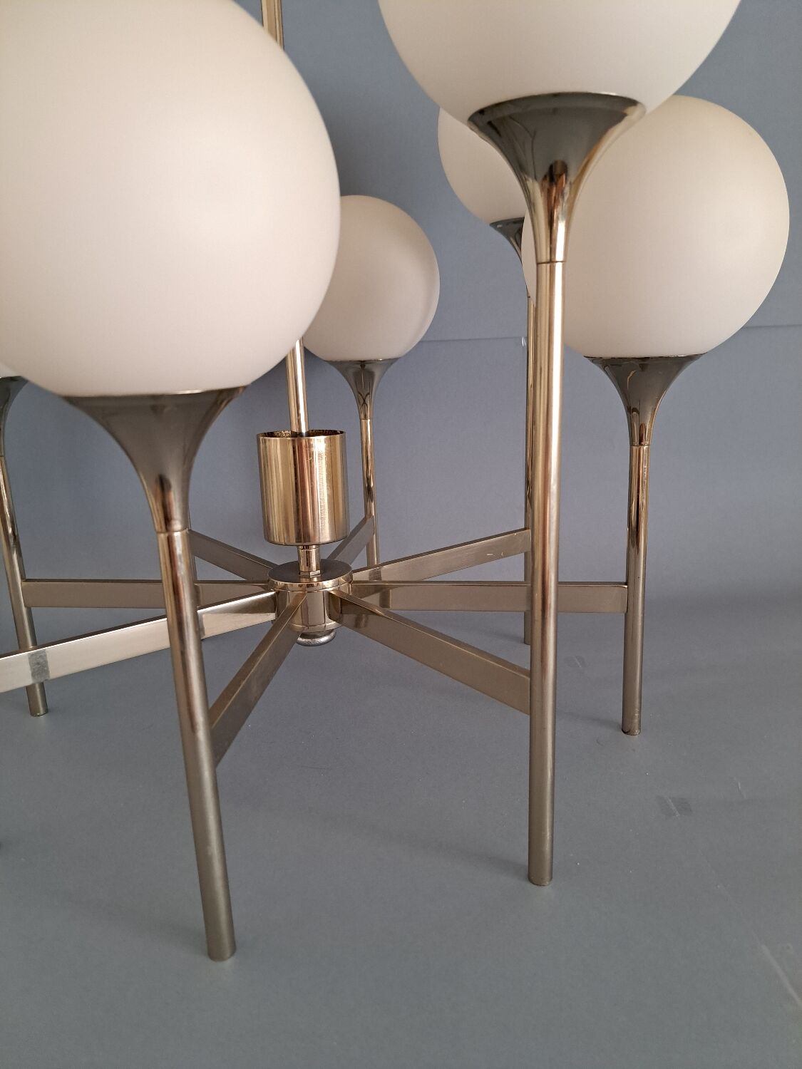 Chandelier Sciolari 8 balls in satin glass.