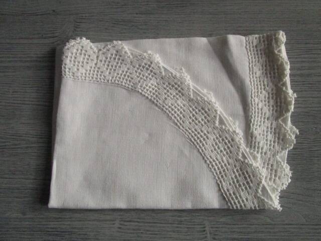 Taie d'oreiller demi-lune de berceau ancienne brodée