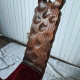 Ancienne chaise brutaliste pieds tripodes en bois sculpté & tissu rouge