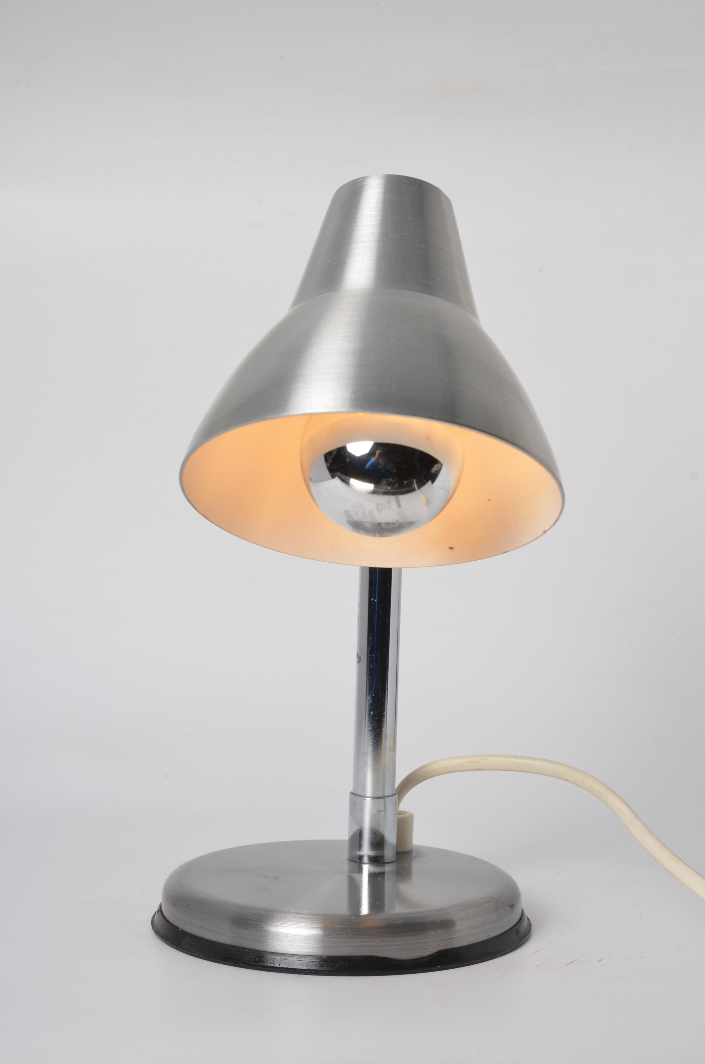 Articulated desk lamp