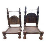 Paire de chaises anciennes traditionnelles indiennes en bois sculpté