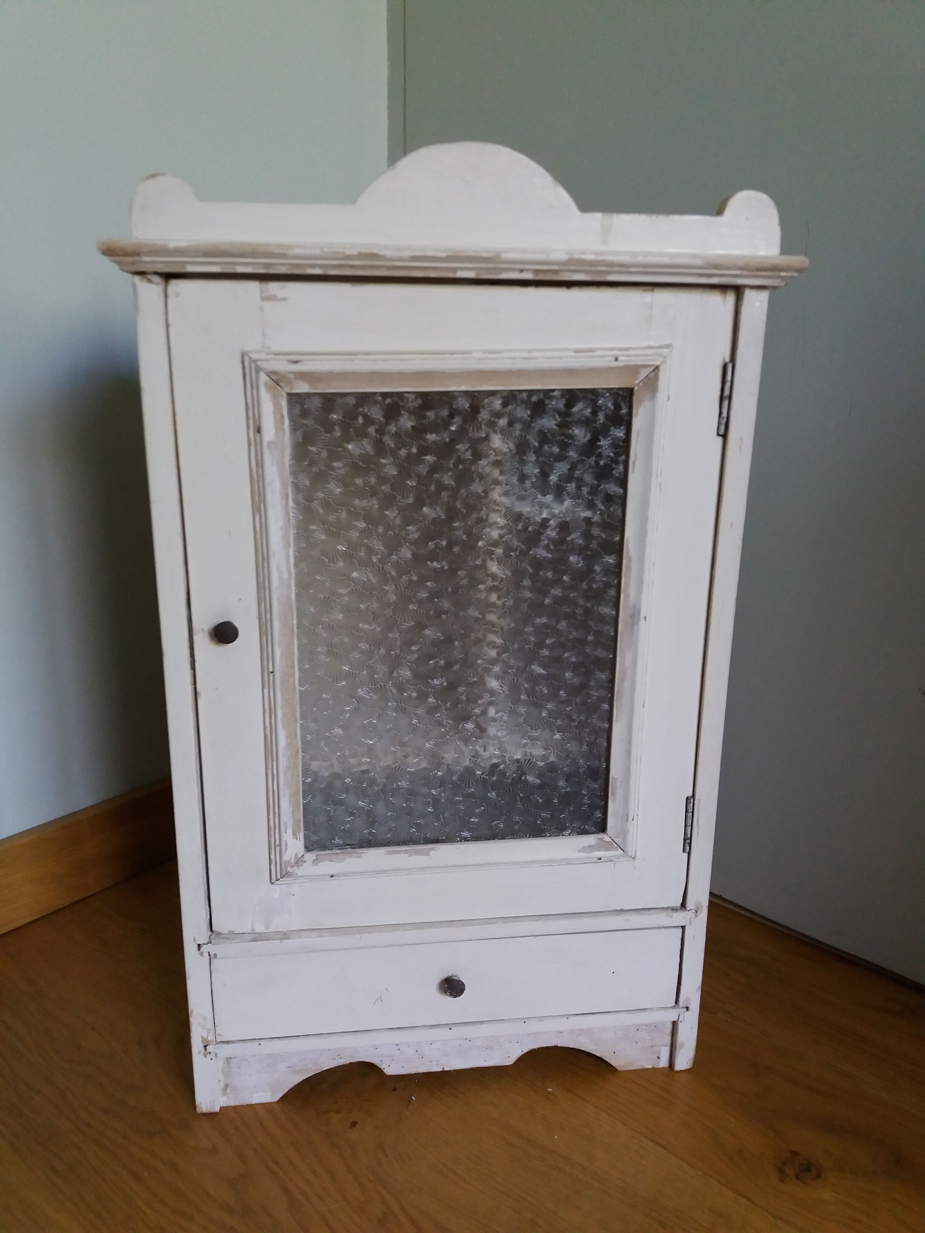 Medicine or toilet cabinet