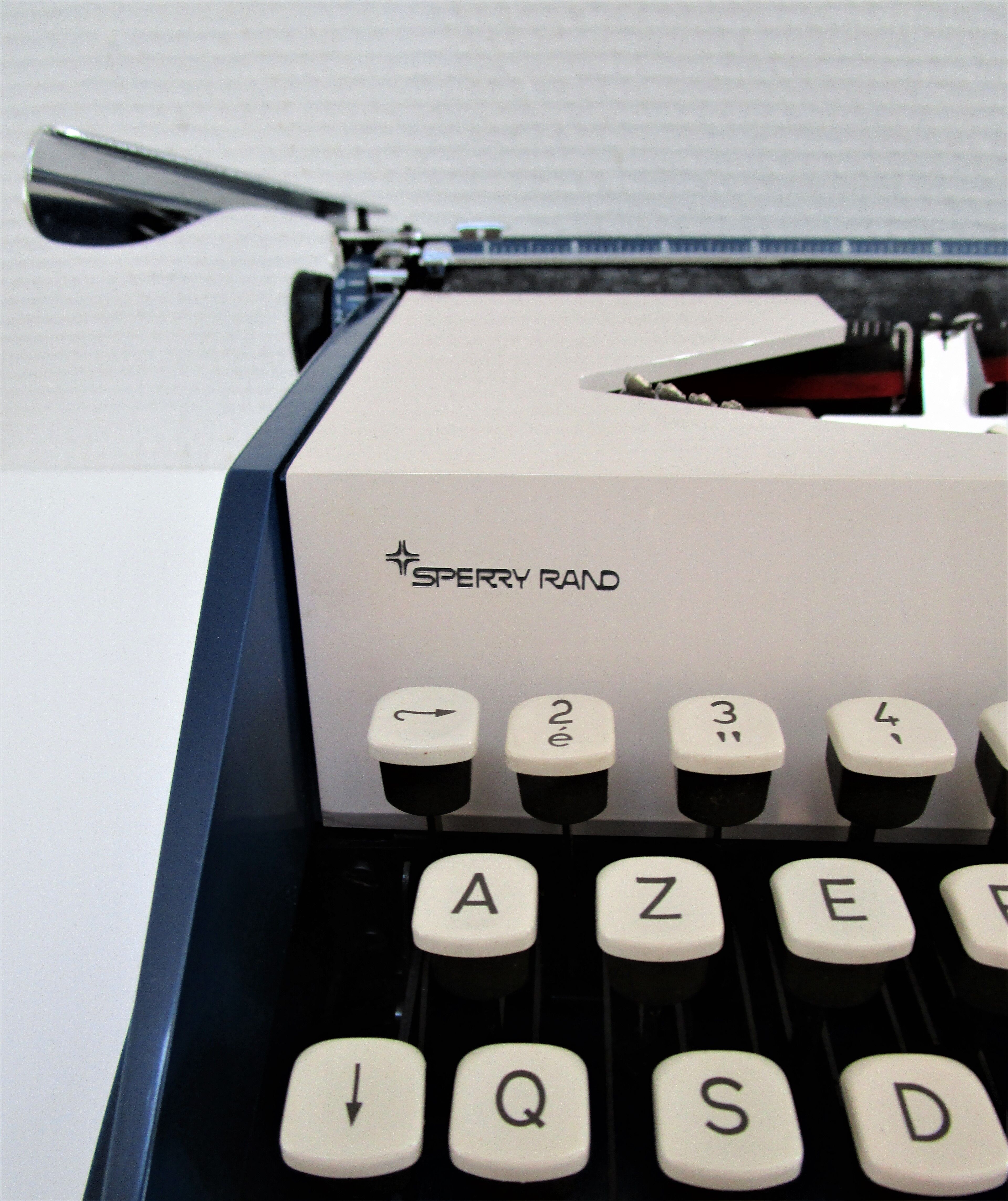 typewriter Remington Sperry rand Envoy III blue and white 70s