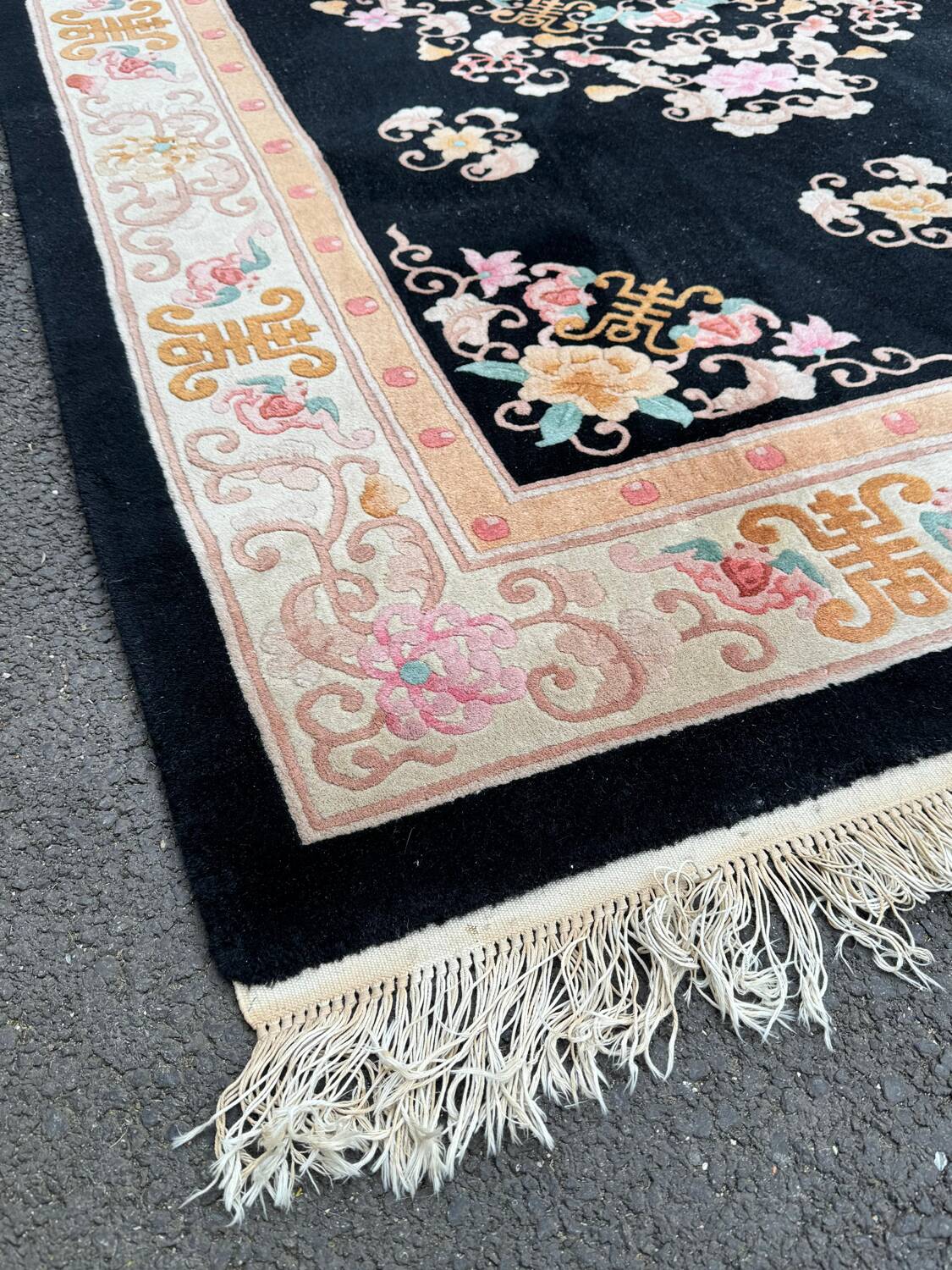 Superb vintage Chinese rug in black wool. Beijing, circa 1950