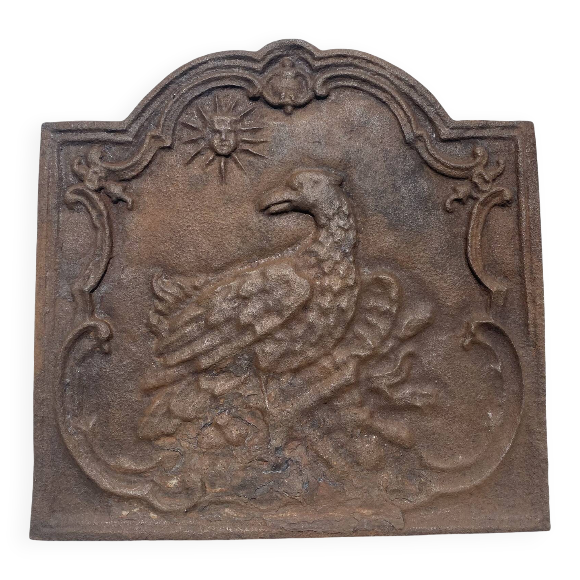 Ancienne plaque de cheminée en fonte ,décor aigle et soleil, 47 × 47 cm