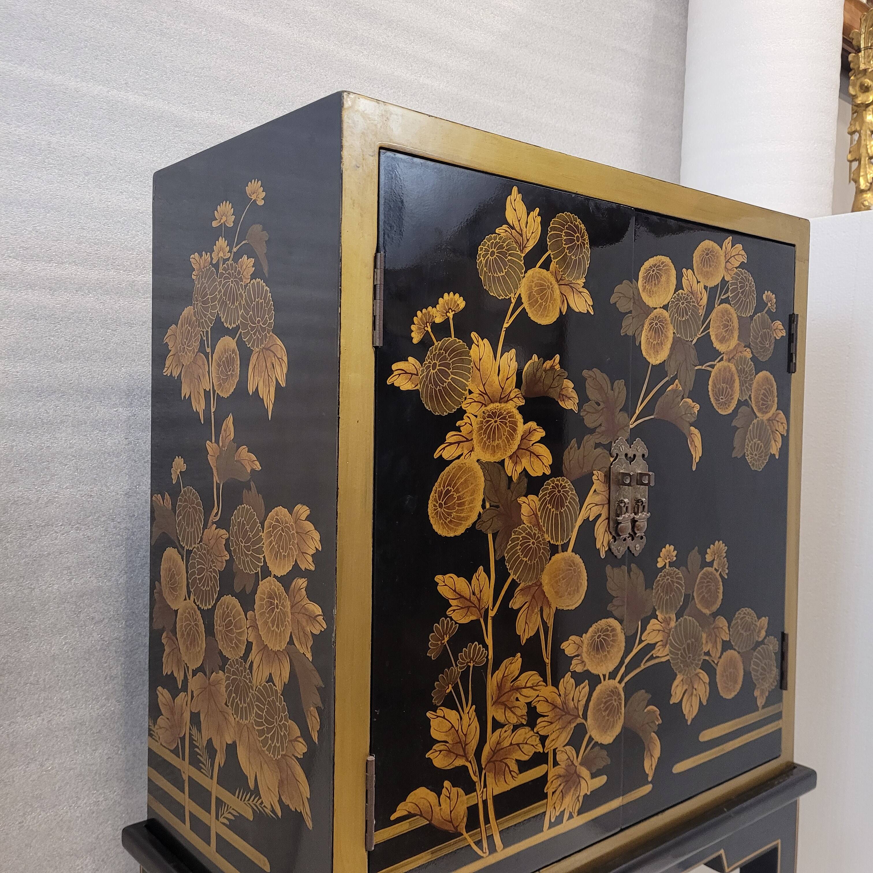 Cabinet “Crisantemos”, laca urushi-e, Showa period, s. XX – Japan