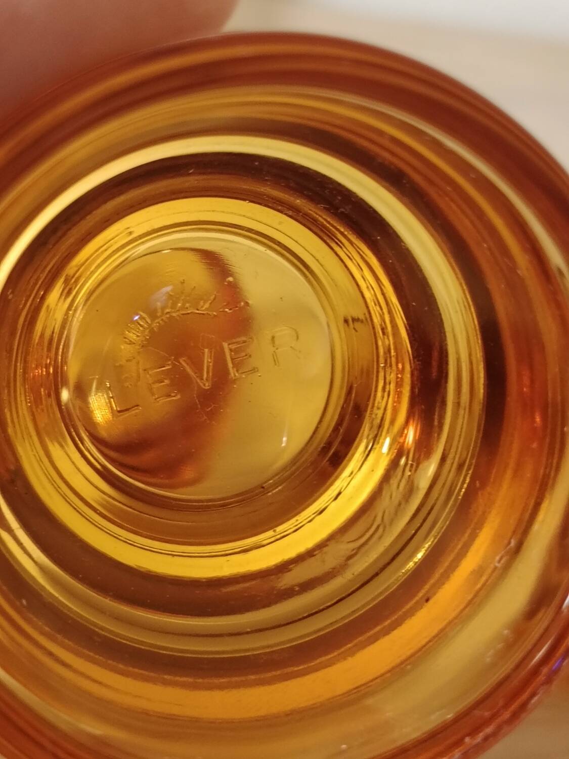 Amber egg cups Lever