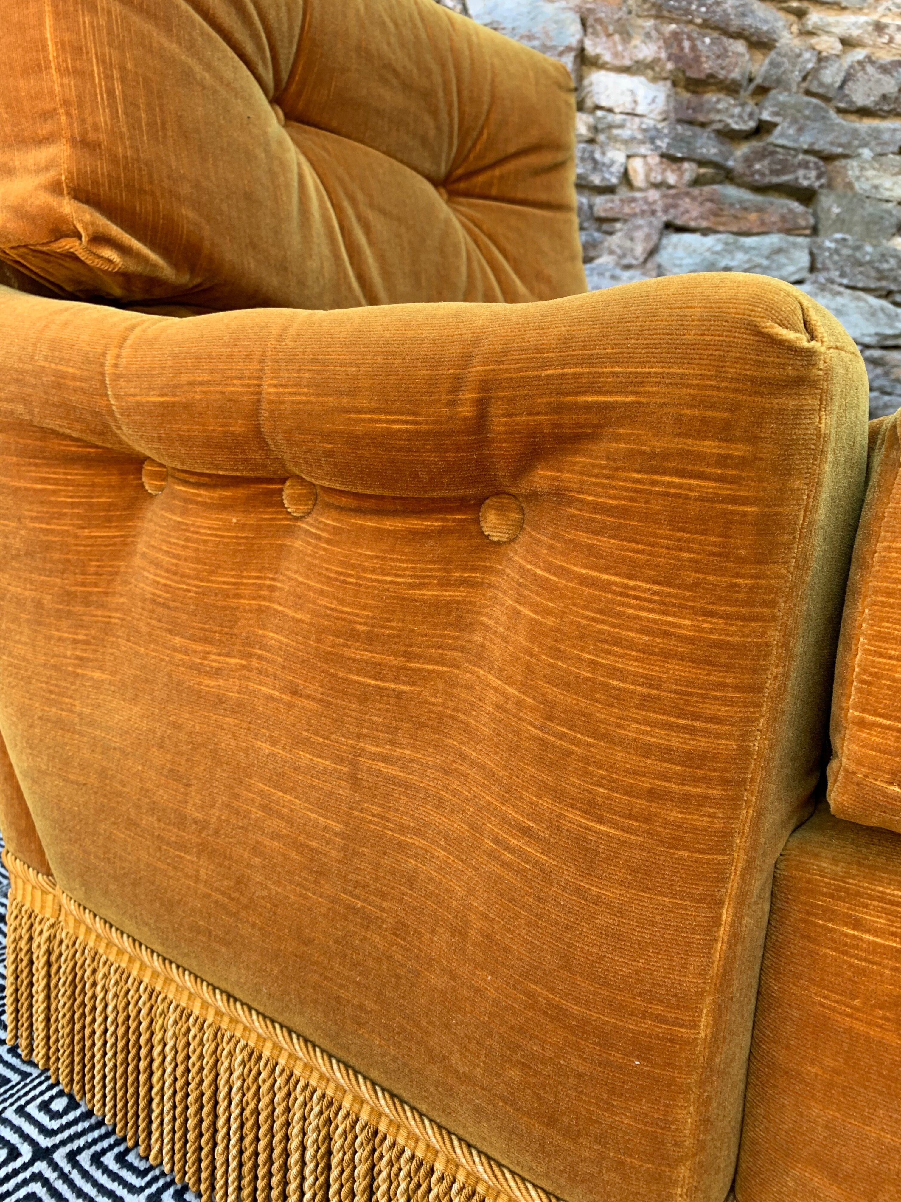 Paire de fauteuils crapauds doré en velours