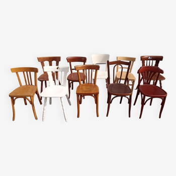 Lot de 10 chaises de bistrot en bois dépareillées - vintage