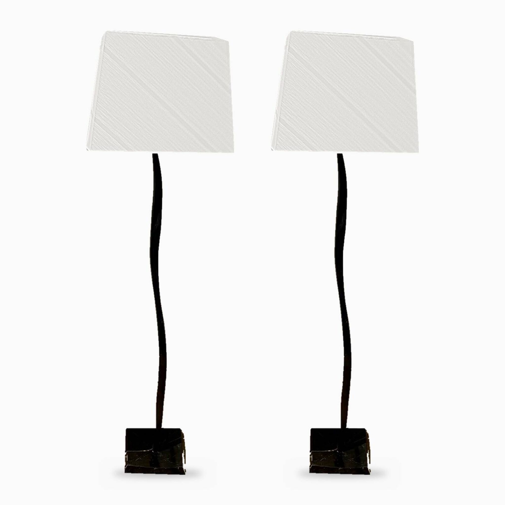 Paire de lampadaires en métal noir martelé et abat-jour blanc