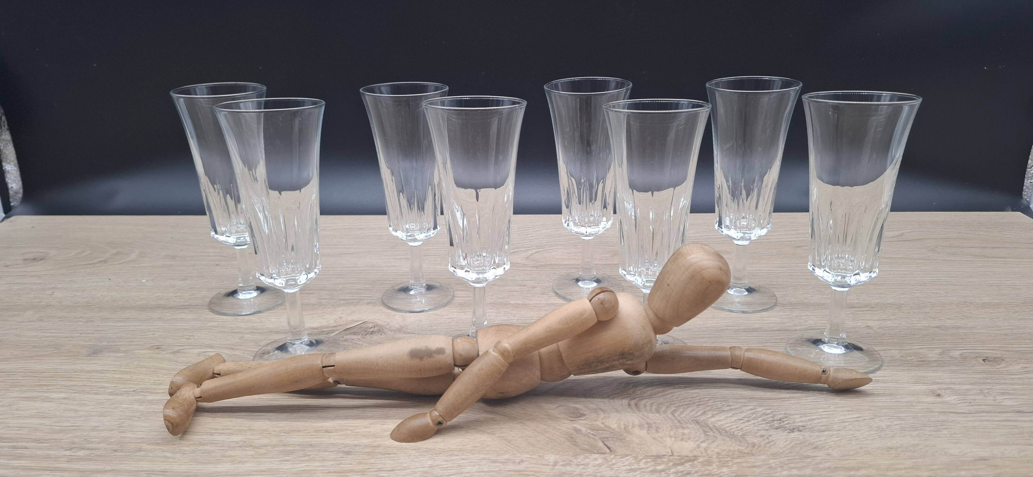 Set of 8 Luminarc champagne flutes