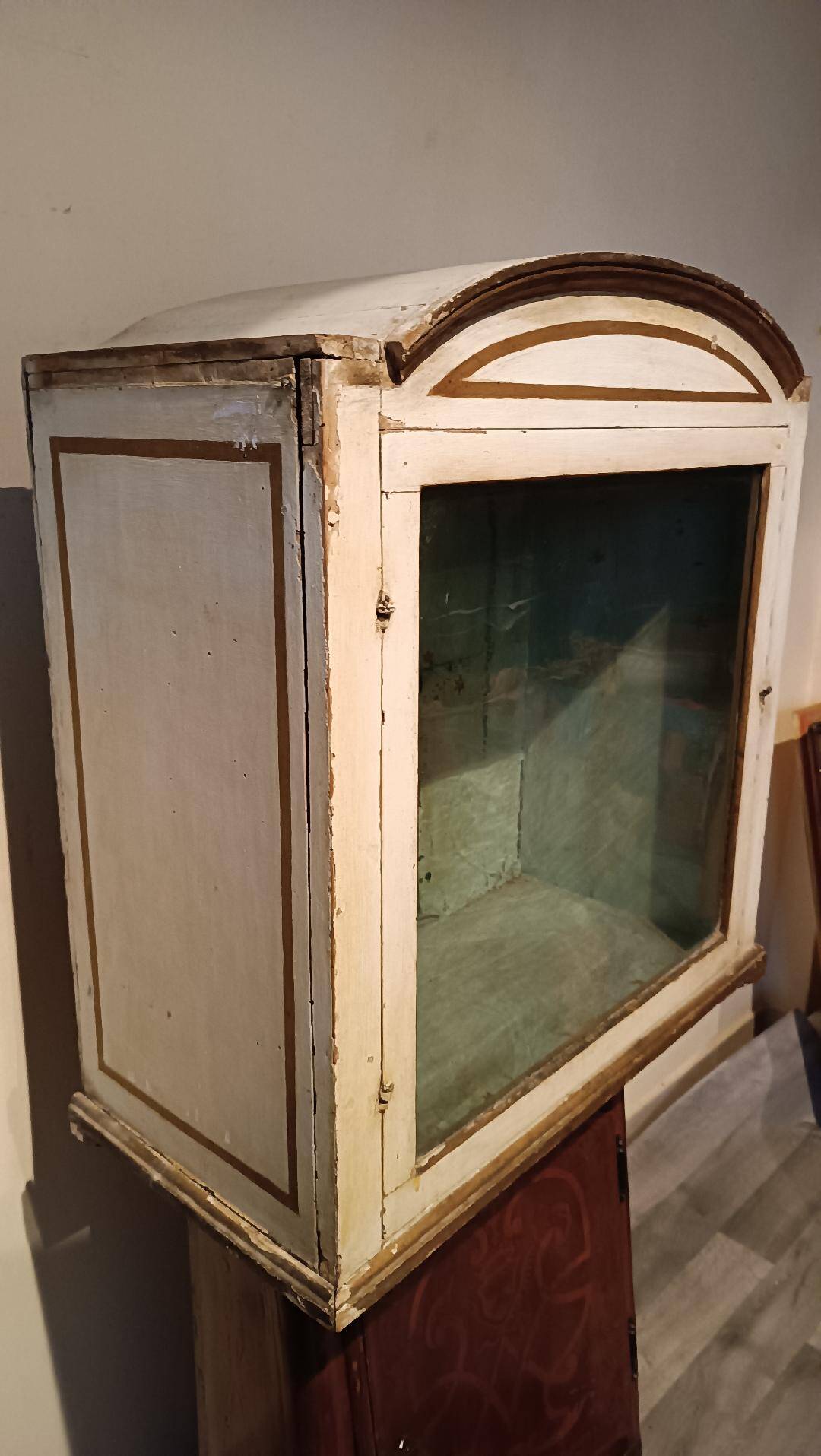 Vitrine en bois laqué et doré du 18ème siècle