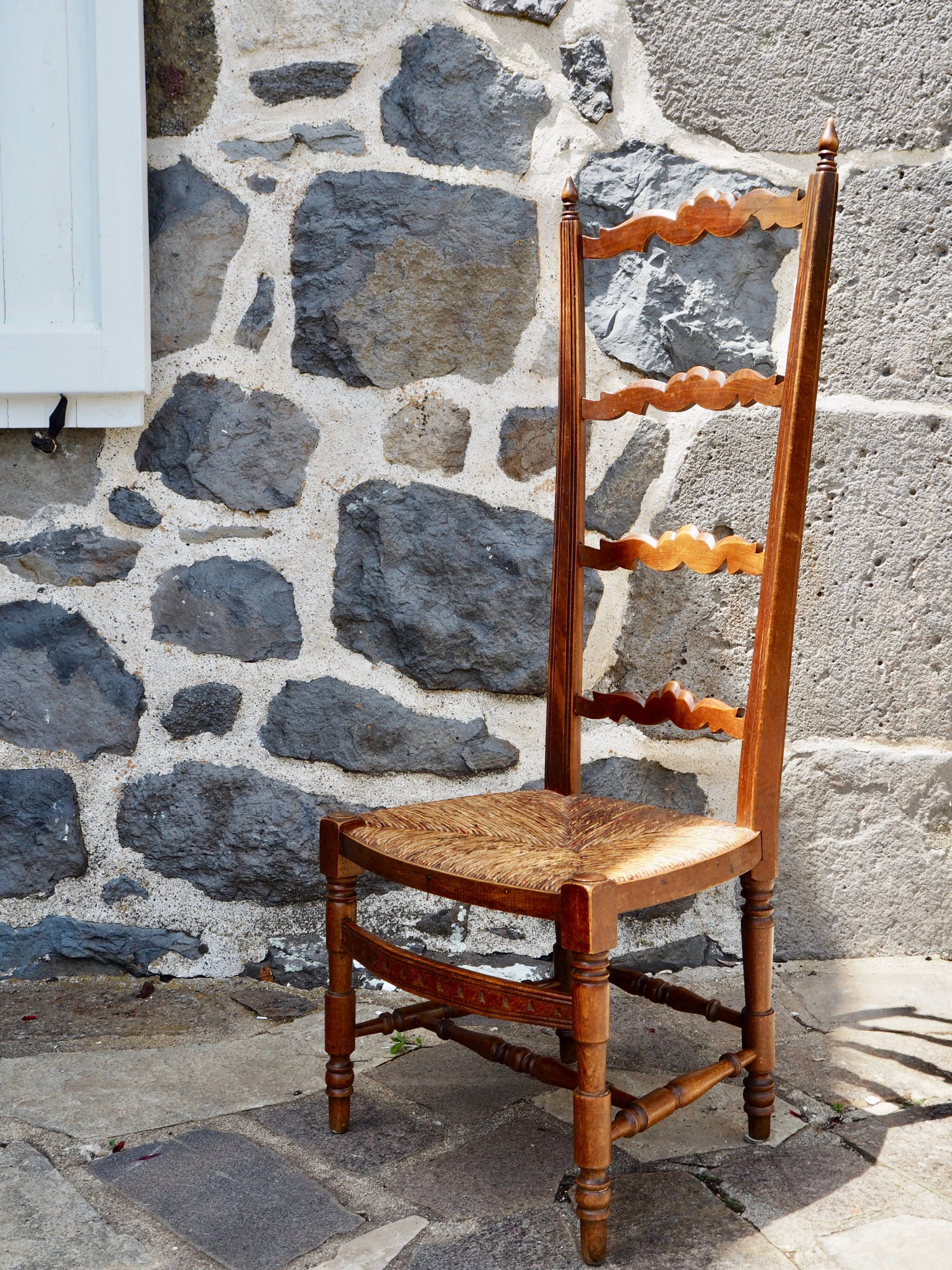 Carved mulched nanny chair