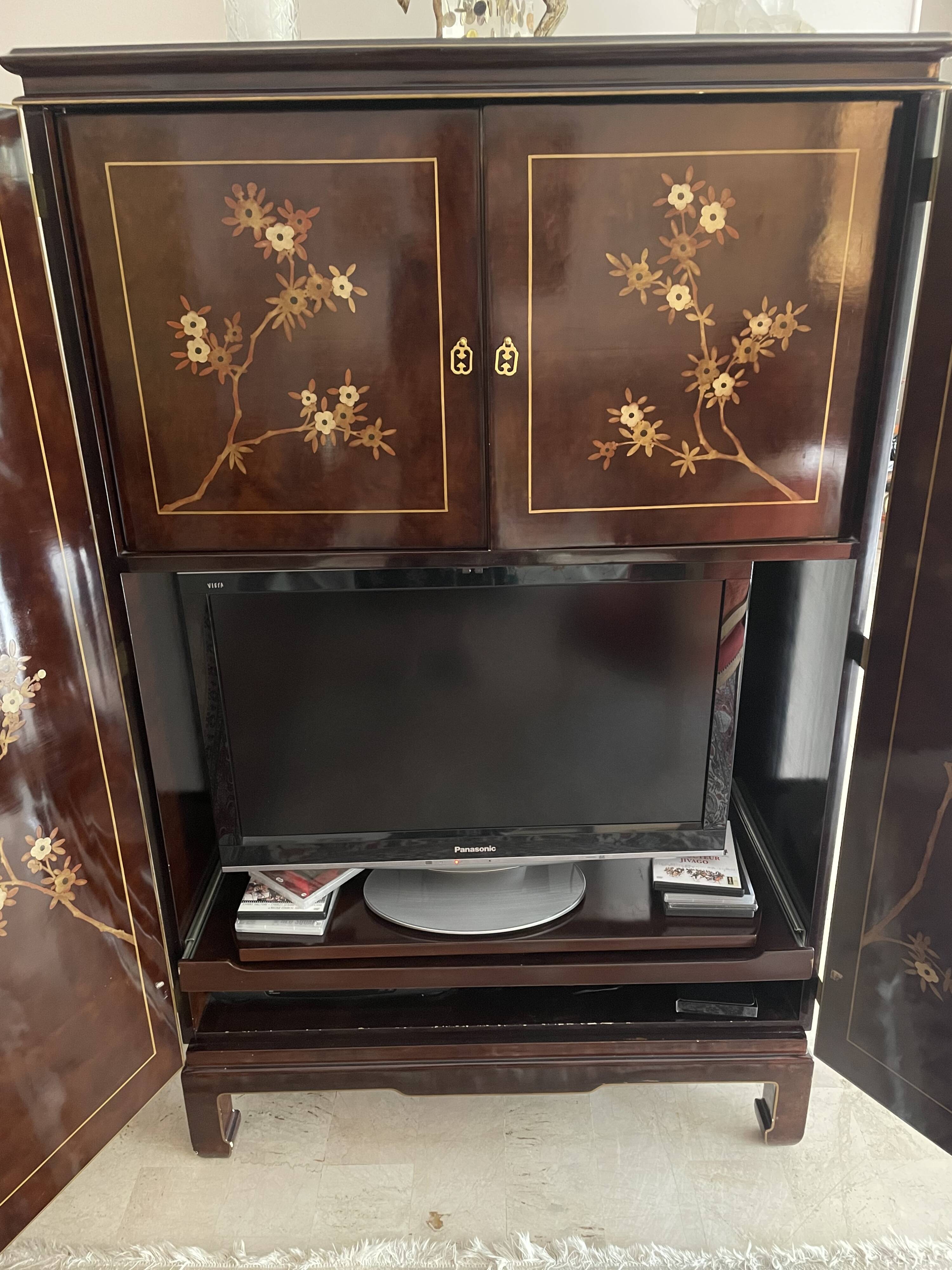 Lacquered TV unit