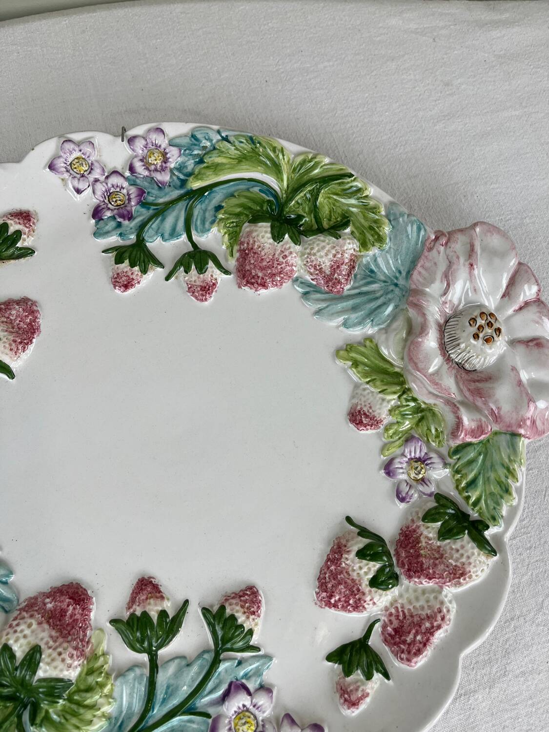 Serving dish in earthenware