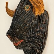Rare trophée tête de taureau en osier polychrome, vers 1950