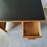 Expandable child desk