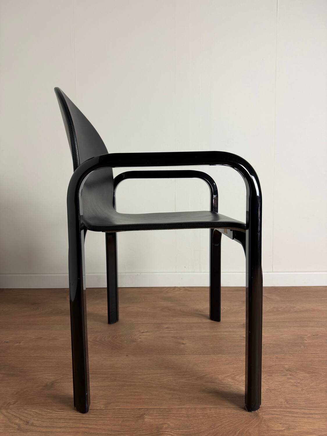 Knoll Orsay set – table & 4 chairs – black lacquered steel & faux leather