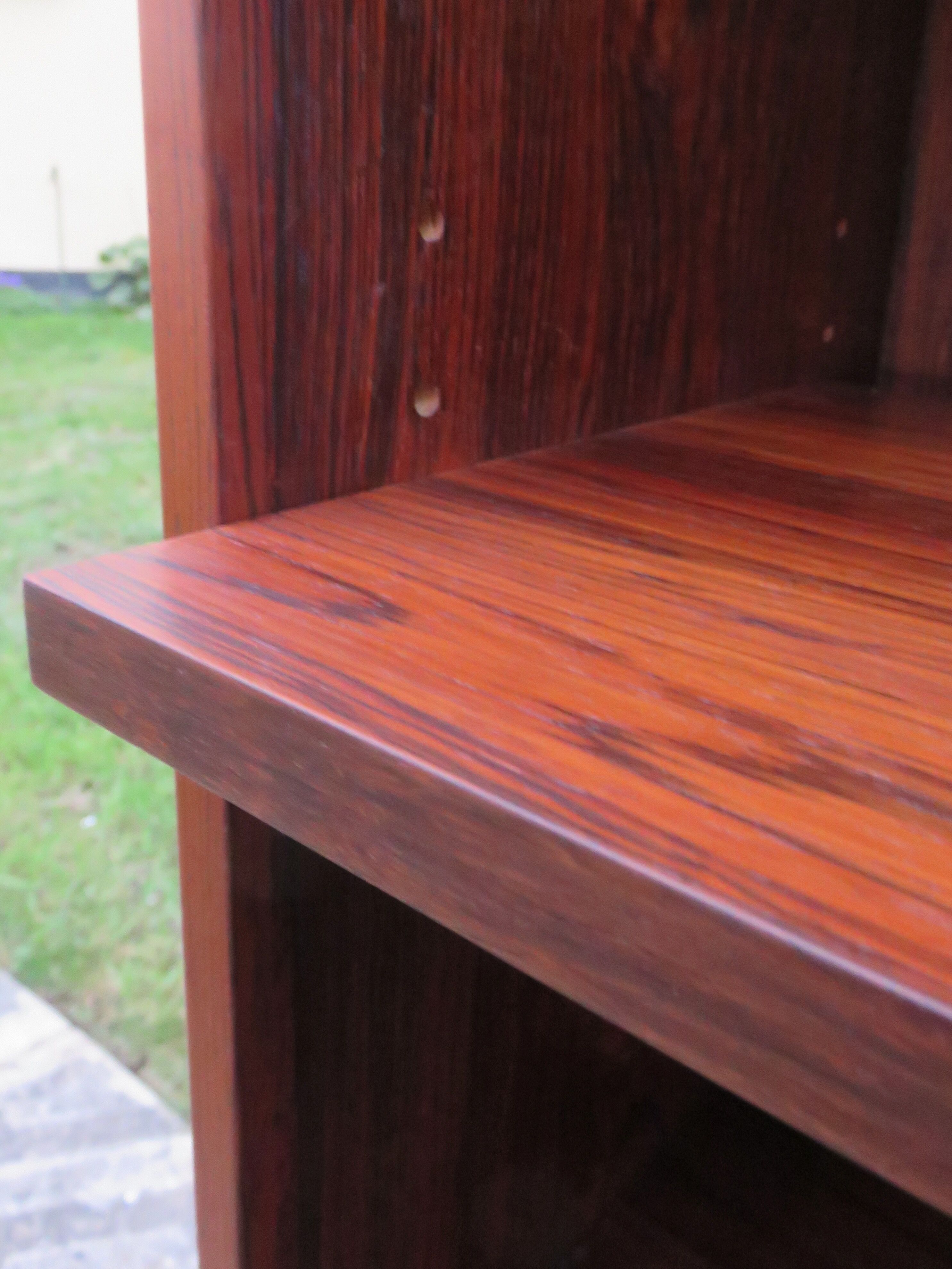 Bibliothèque basse en palissandre à portes coulissantes et tiroirs, Danemark 1960