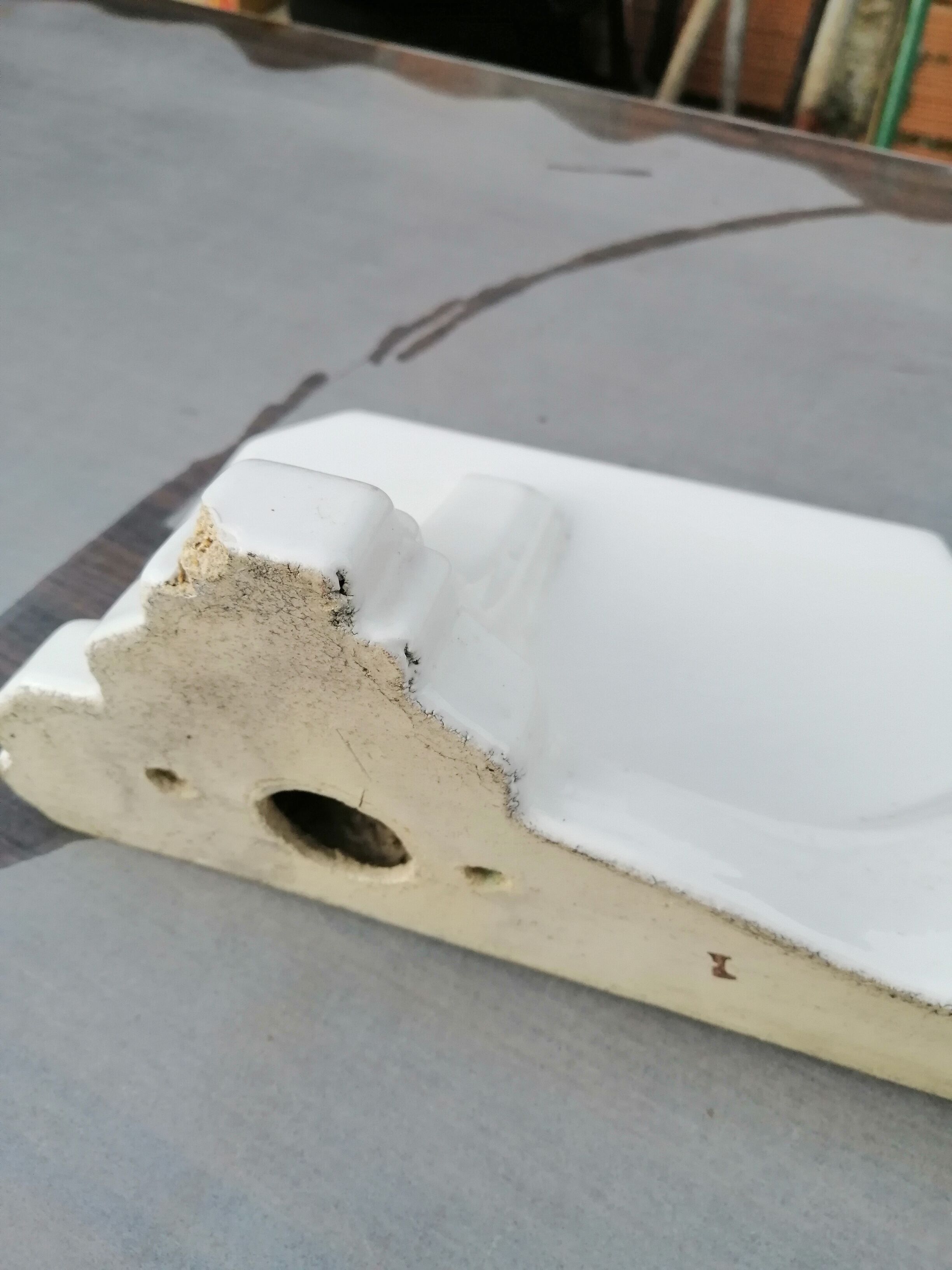 Bathroom shelf in antique ceramic