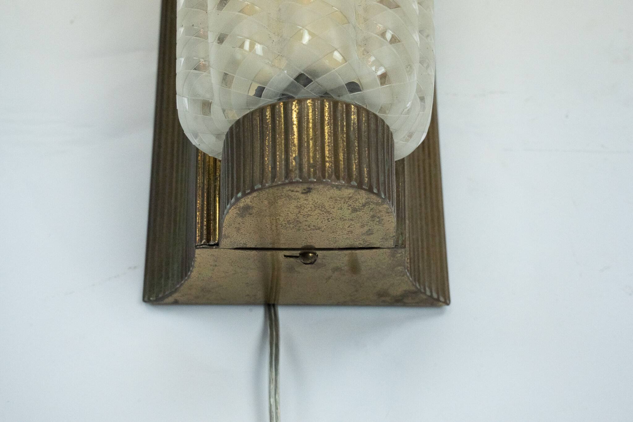 Grande applique Art déco simple en laiton et plexiglas. Italie, années 1930.