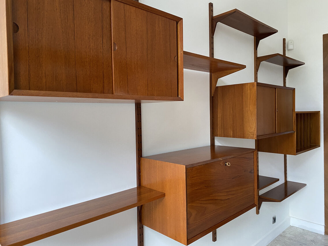 "Royal System" set of 4 teak columns, by Poul Cadovius 1970