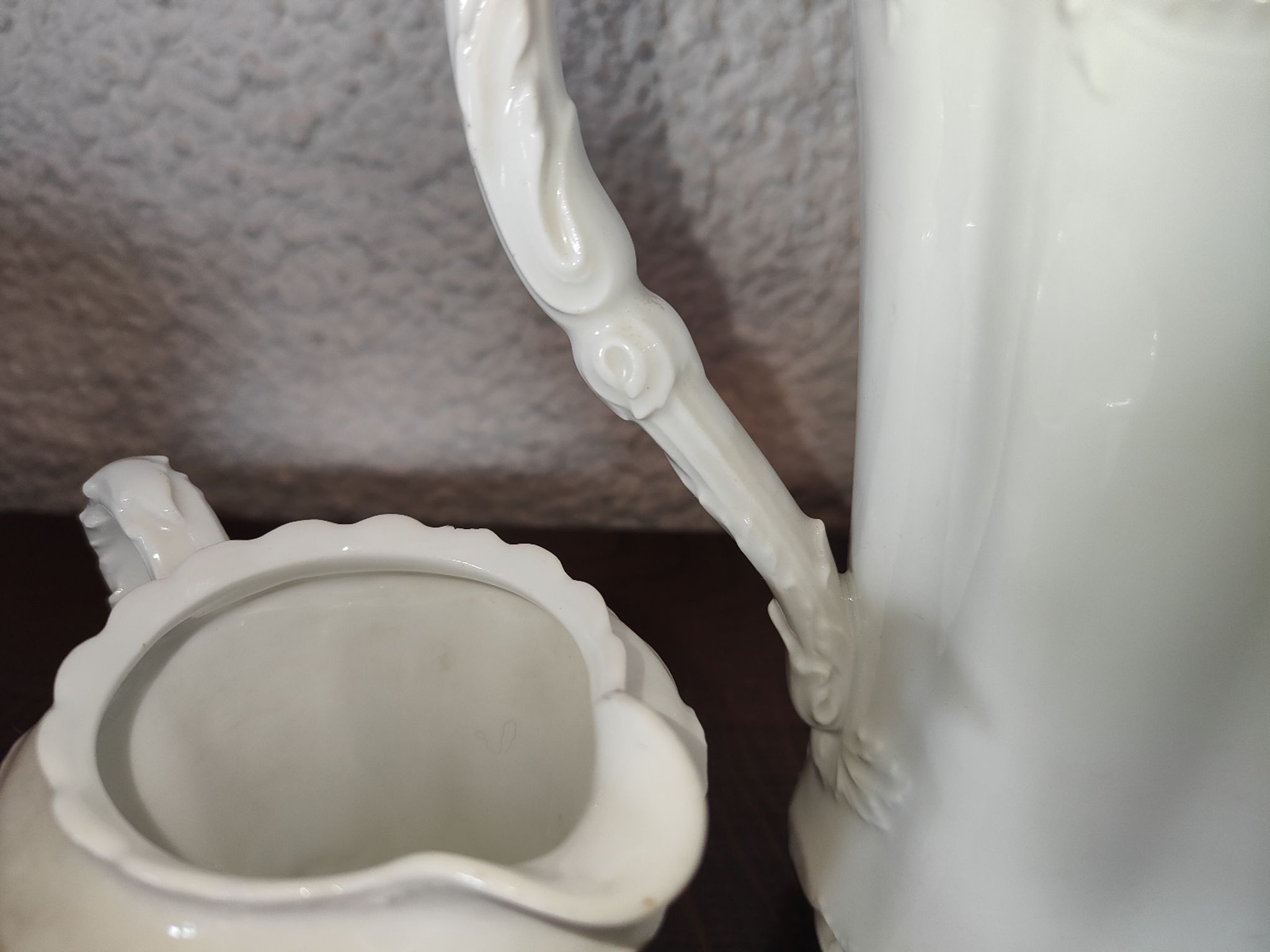Limoges porcelain coffee maker in Haviland, white milk pot and sugar bowl decorated with leaves