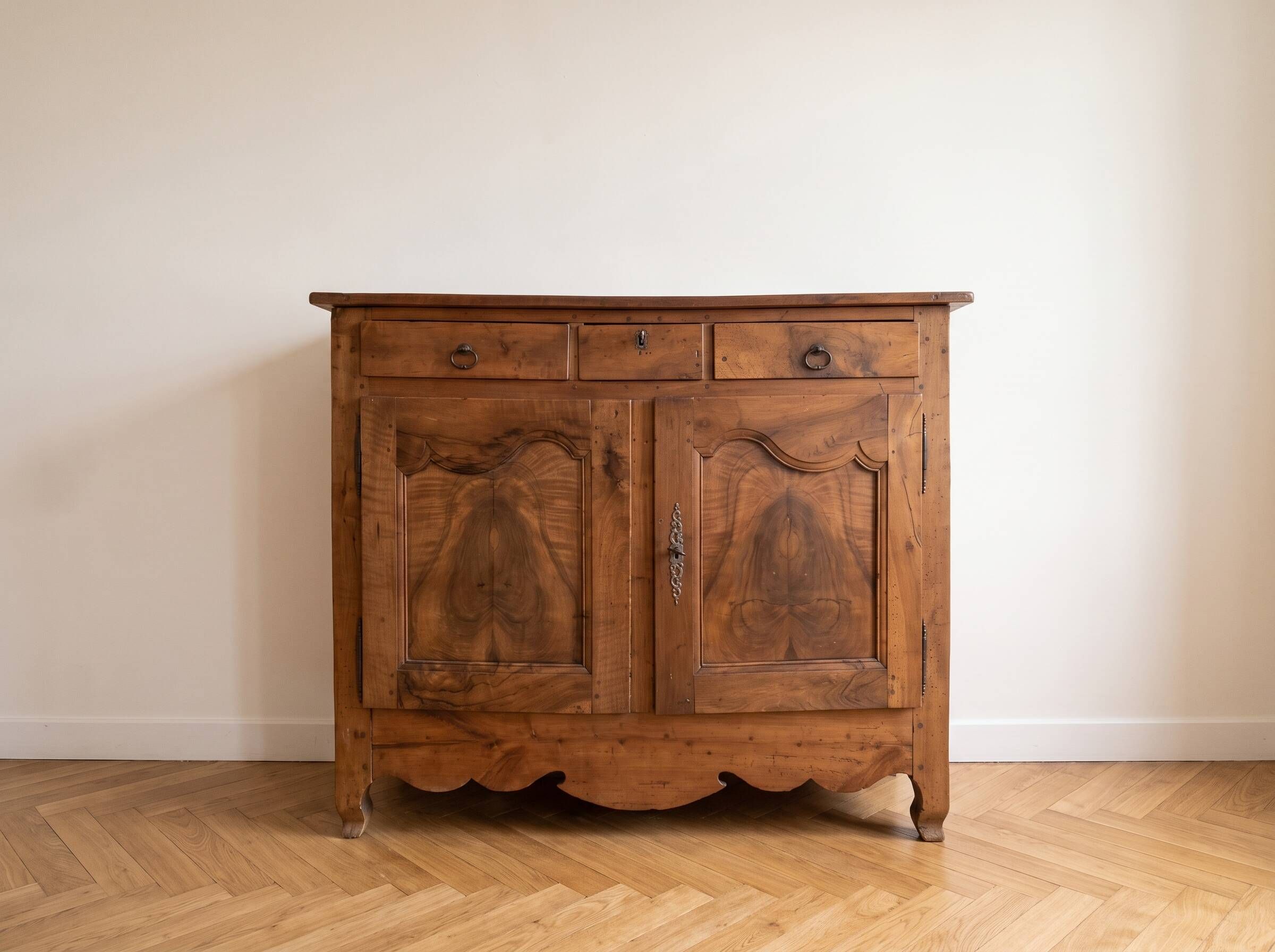 Buffet ancien en bois massif