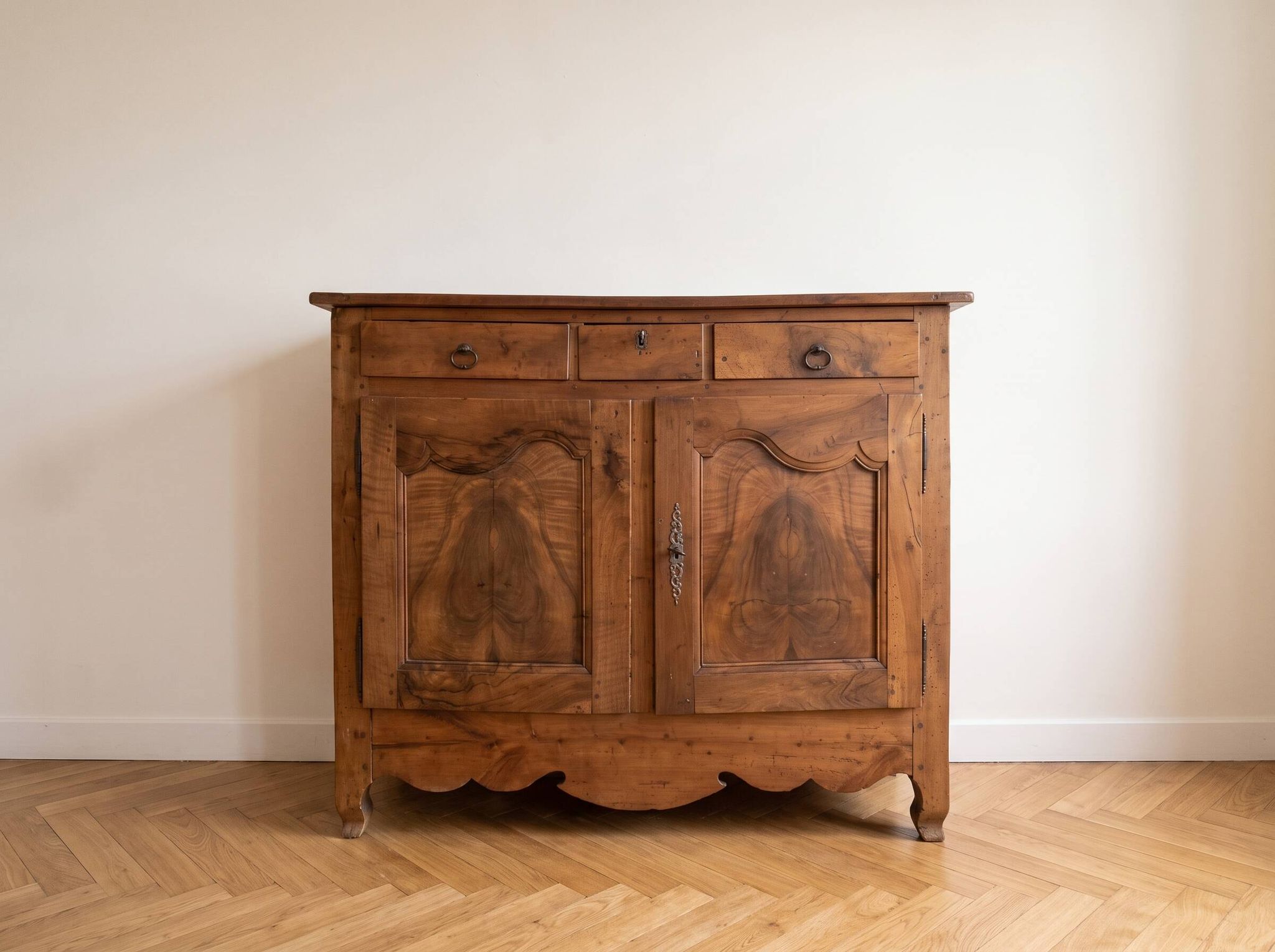 Buffet ancien en bois massif