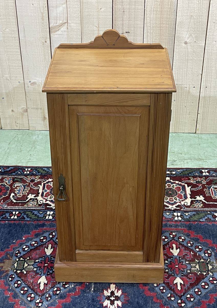 English bedside table in satin wood from the 1930s.