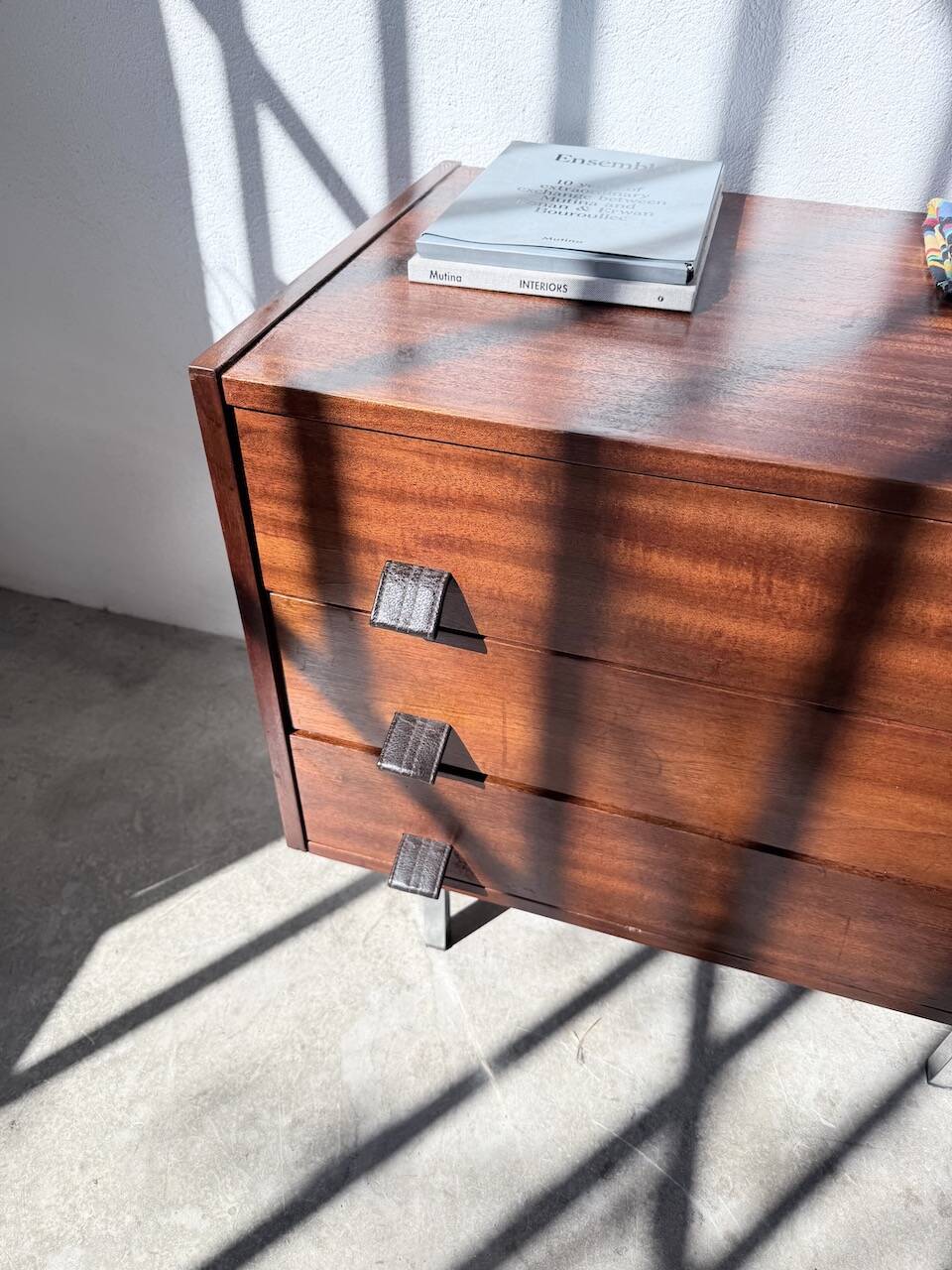 Commode teck poignées cuir 1960