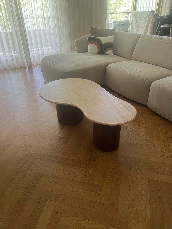 Table basse en bois de manguier et en travertin