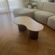 Table basse en bois de manguier et en travertin