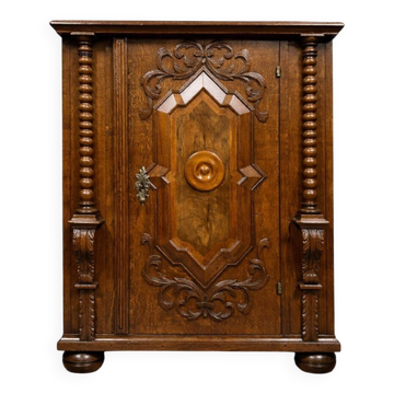 Meuble d'apparat en bois massif, richement sculpté, datant du XVIIᵉ siècle