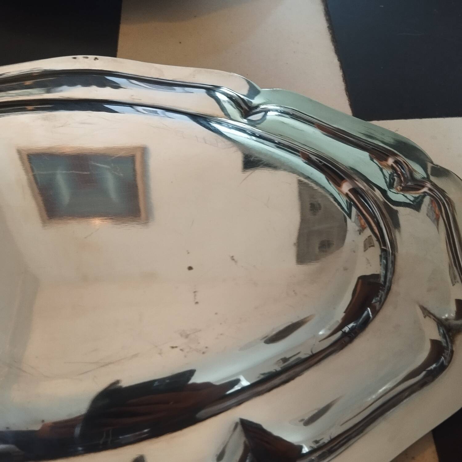 2 silver-plated metal dishes
