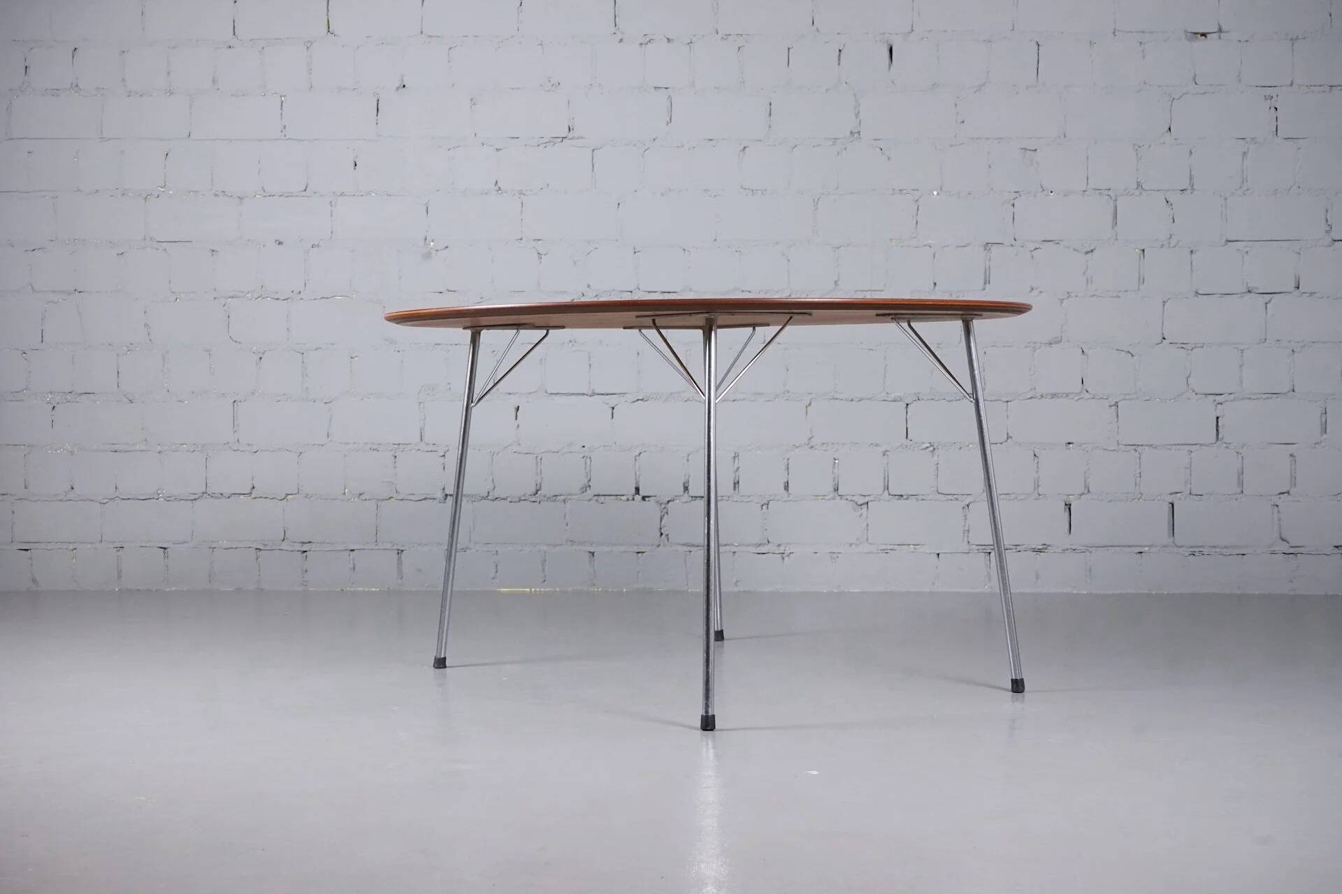 Mod. 3600 dining table by Arne Jacobsen for Fritz Hansen