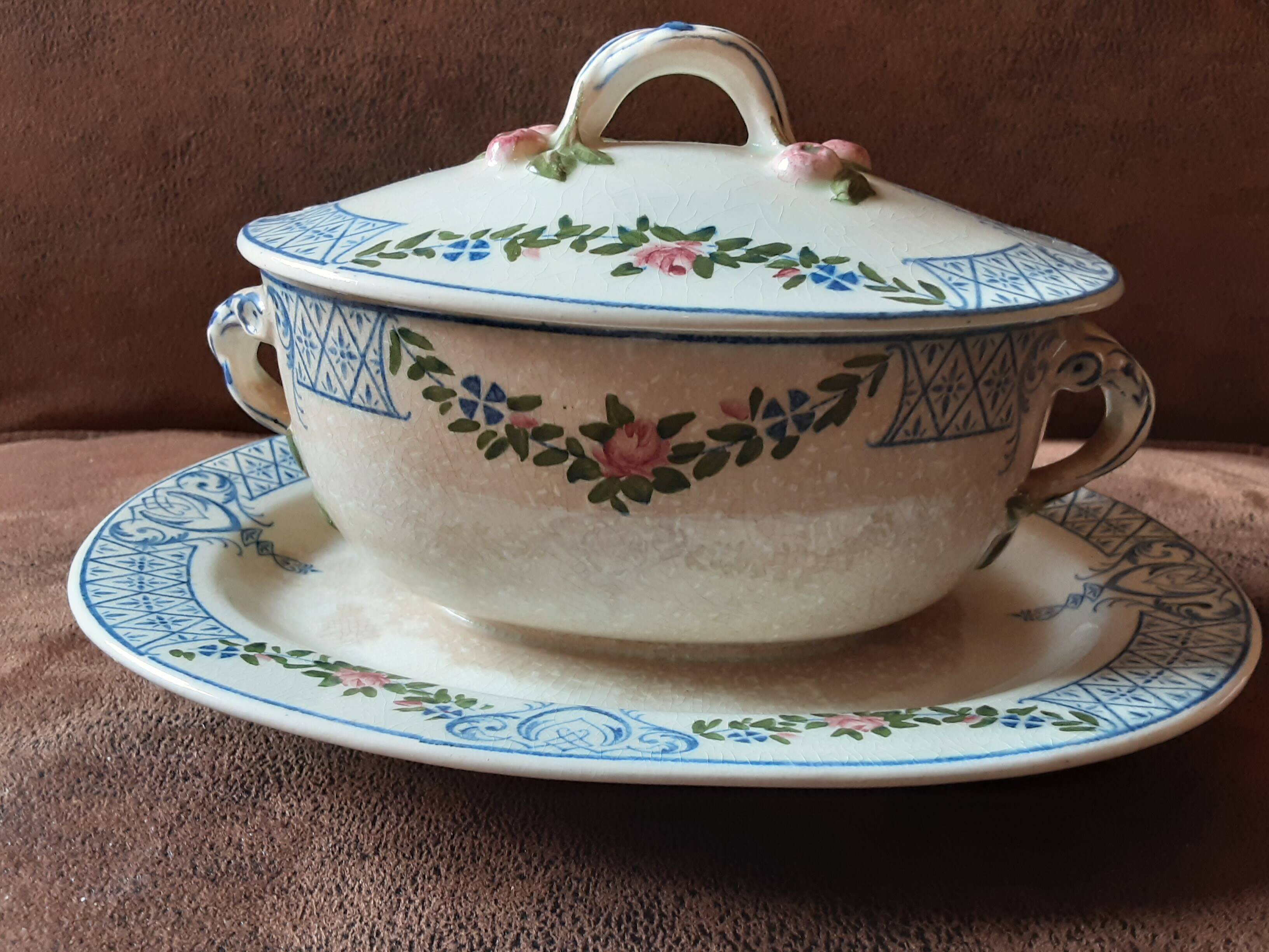 Old Tournay sauce boat. Creil and Montereau