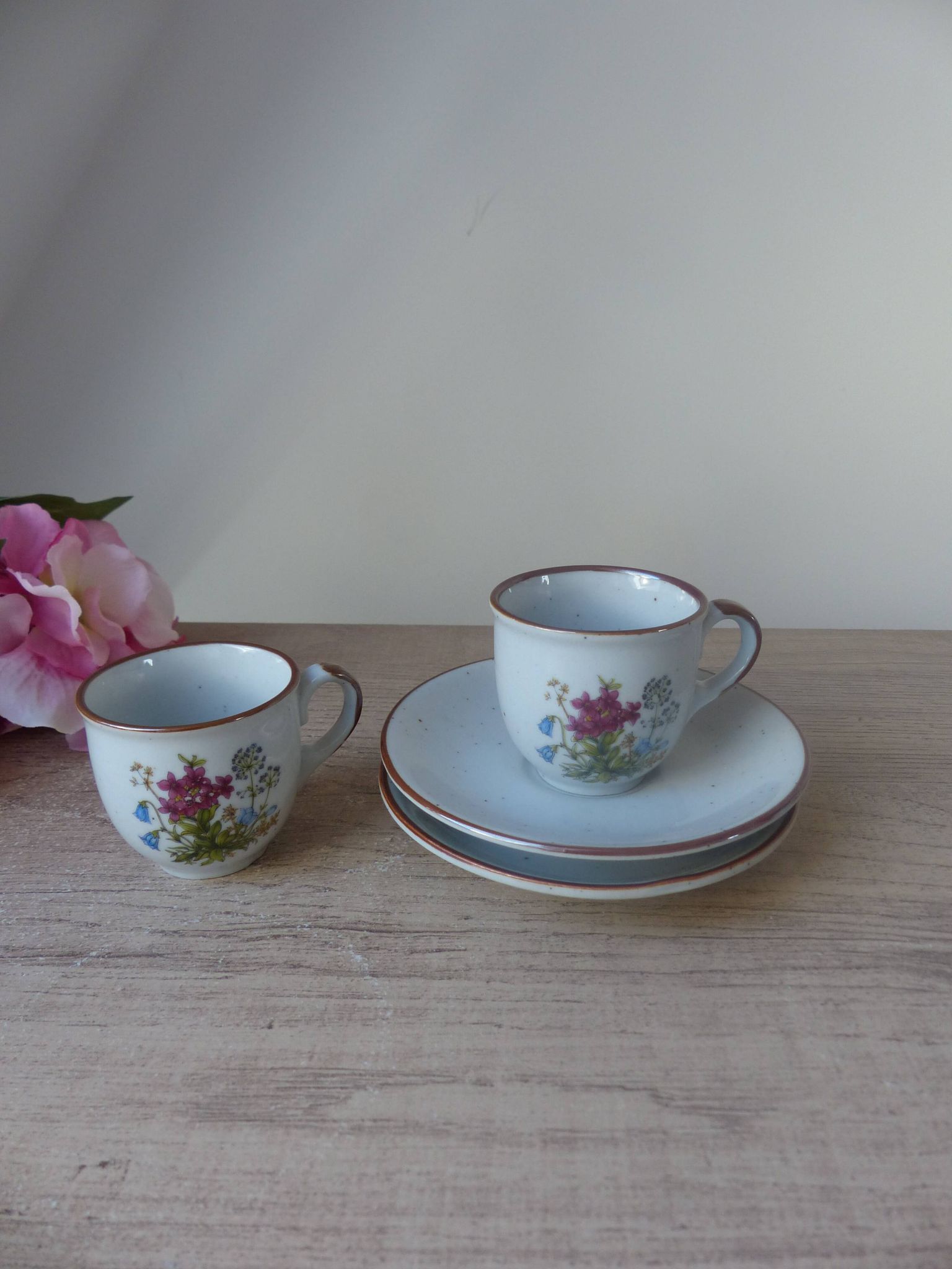 Set of two flowered stoneware cups with saucer from the 1980s.