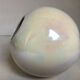 Vase boule blanc irisé