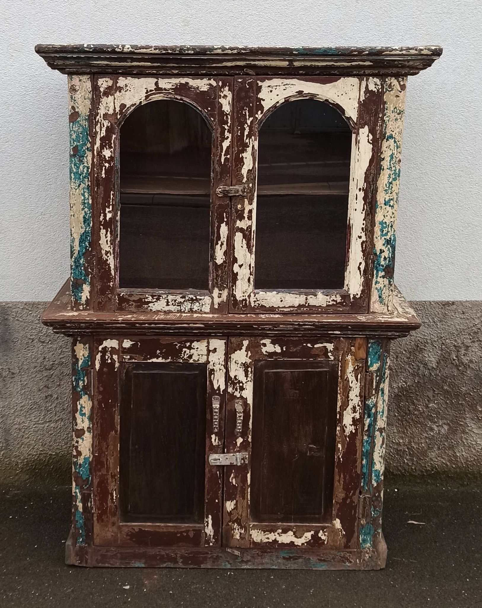 Armoire vitrée en bois ancienne patinée