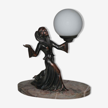 Lampe art déco en regul et marbre « femme tenant un globe »