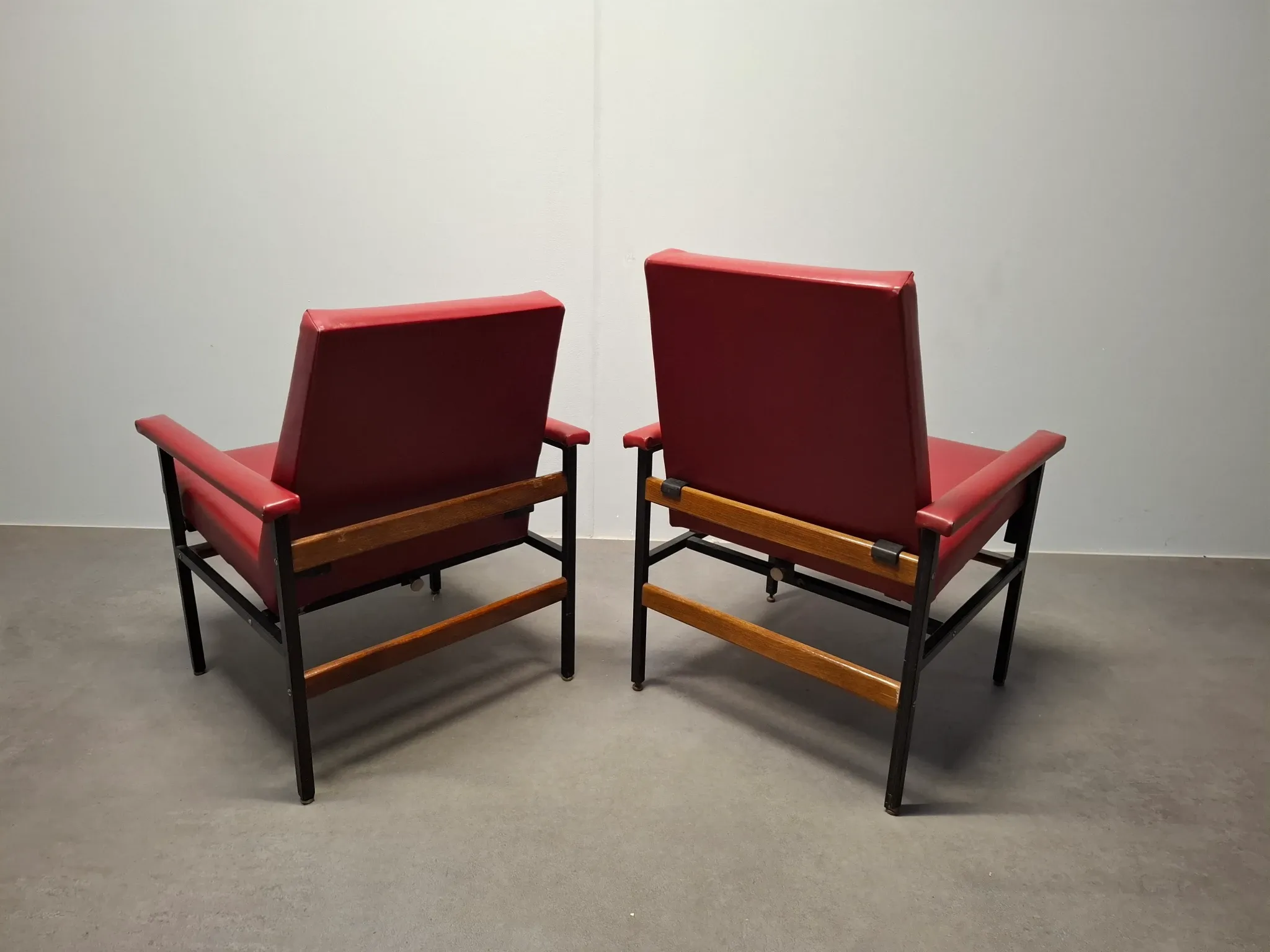 Ensemble de 3 fauteuils rouges de style mid-century moderne, Tchécoslovaquie, années 1970.